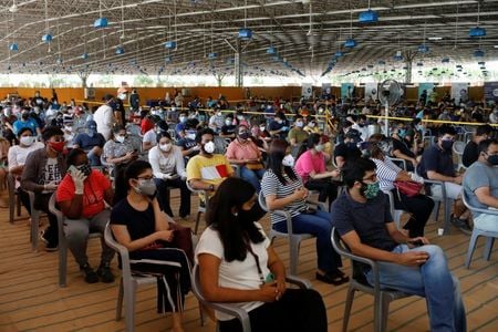 インド準備銀行（中央銀行）は５日、個人や中小企業の融資返済を猶予するよう銀行に要請した。ニューデリーのワクチン接種会場で４日撮影。（２０２１年　ロイター/Adnan Abidi）