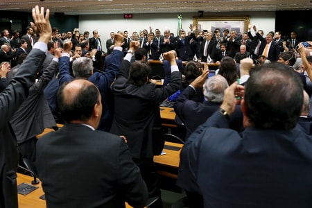 　３月２９日、ブラジル最大政党のブラジル民主運動党（ＰＭＤＢ）は、連立政権から離脱すると発表した。写真は離脱表明を祝う同党議員ら。（２０１６年　ロイター/Adriano Machado）