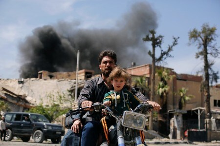 　４月１６日、シリア政府軍による東グーダ地区ドゥーマへの空爆が化学兵器による攻撃であったとして、米英仏の３カ国は懲罰的なミサイル攻撃を行ったが、報復攻撃が内戦の状況に変化を与えなかった反面、そのきっかけとなった政府側の攻撃は大きな転機となった。写真はドゥーマで１６日撮影（２０１８年　ロイター/Omar Sanadiki）