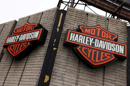 　米二輪車大手ハーレー・ダビッドソンは１日、ロシアのウクライナ侵攻を受けて、ロシア事業とロシアへの輸出を停止したと発表した。写真はハーレーのロゴ。２月ニューヨークで撮影（２０２２年　ロイター/Andrew Kelly）