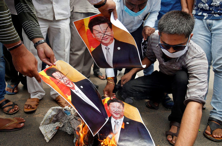 西部の都市アフマダーバードの反中集会で習近平の写真を燃やす人たち　Amit Dave-REUTERS