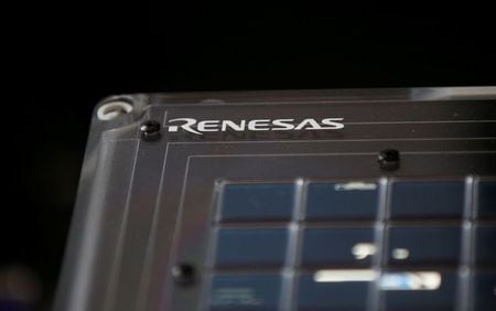 　ルネサスエレクトロニクスの柴田英利社長兼最高経営責任者（ＣＥＯ）は３日、福島県沖を震源として２月に発生した地震の影響について「ガイダンスを変えるほど大きな影響にならない見込み」と述べた。写真はルネサスのロゴ。都内で２０１７年４月撮影（２０２１年　ロイター/Toru Hanai）