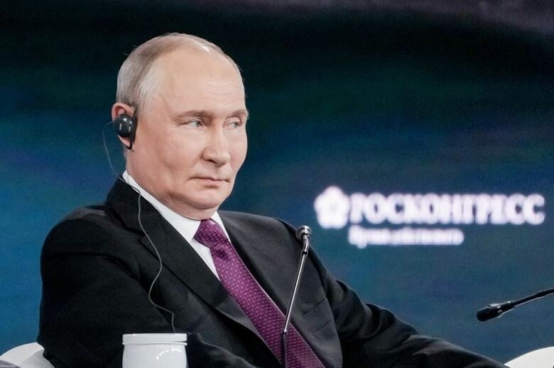９月３日、ロシア極東ウラジオストクで開催された「東方経済フォーラム」の全体会議に出席するロシアのプーチン大統領　 Aleksandr Zholobov/Roscongress/Handout via REUTERS