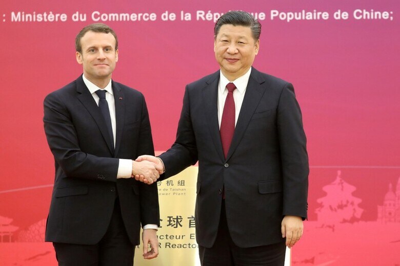 １月９日、中国訪問中のフランスのマクロン大統領は、貿易赤字削減のため、中国に対しより一層の市場開放を求める発言を繰り返した。写真は北京で握手するマクロン氏（左）と中国の習近平国家主席（２０１８年　ロイター）