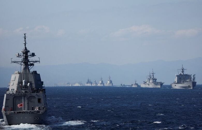 写真は海上自衛隊の観艦式。２０２２年１１月、神奈川県横須賀市沖の相模湾で撮影（２０２６年　ロイター/Issei Kato）