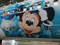 開園25周年のディズニーシーとJALがコラボ、「特別ラッピング機」が就航…機内も祝祭仕様に