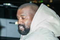 【画像】【動画】カニエ・ウェストの「歯医者で治療中」CMと、Yeezyで売り出された「ナチスの鉤十字」Tシャツ