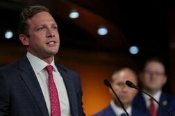 モレノ米上院議員、元娘婿ミラー氏の議員辞任要求　虐待疑惑巡り