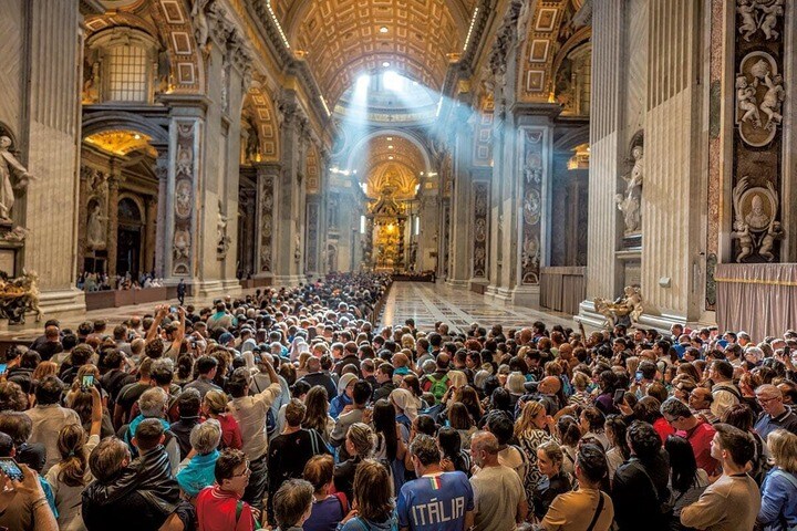 フランシスコ教皇のひつぎが安置されたサンピエトロ大聖堂を一般弔問で訪れた人々