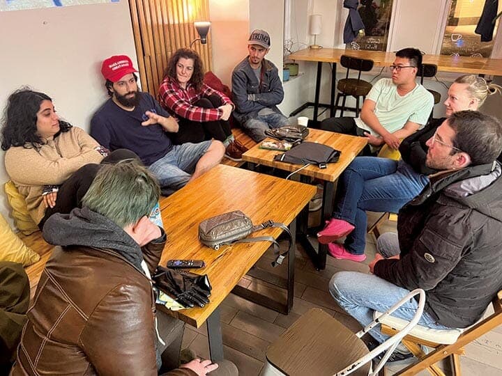 穏やかに語り合うトランプ支持者と反トランプ派