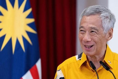 シンガポールのリー・シェンロン首相は５日、与党人民行動党（ＰＡＰ）の結党７０周年となる２０２４年１１月までにトップをローレンス・ウォン副首相兼財務相に譲ると発表した。写真は、２０２３年１０月３０日にシンガポールで会見する同首相。（２０２３年　ロイター／HOW HWEE YOUNG/Pool via REUTERS）