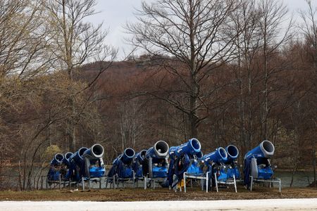 　気温上昇は世界中のスキー産業にとって脅威となっている。アペニン山脈、アルプス山脈とも比較的高度の低い場所に多くのスキーリゾートを抱えるイタリアにとって、その影響は特に深刻だ。写真はモンテチモーネで３月３１日撮影した人工降雪機（２０２３年　ロイター／Claudia Greco）