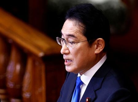 岸田文雄首相は４日、経済産業省出身の荒井勝喜首相秘書官が３日夜、性的少数者（ＬＧＢＴ）や同性婚に関し差別的な発言を行ったことを受け「大変深刻に受け止めており、総理秘書官としての職を解くという判断をした」と述べ、更迭したことを明らかにした。写真は施政方針演説をする岸田首相。衆院本会議で1月23日撮影。（2023年 ロイター/Kim Kyung-Hoon）