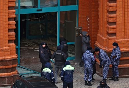 ロシアの首都モスクワの高級マンションで３日、爆発があり、ウクライナ東部の親ロシア派武装勢力指導者アルメン・サルキシャン氏が死亡した。国営タス通信などが報じた。現場での警察の捜査、（２０２５　ロイター/Evgenia Novozhenina）