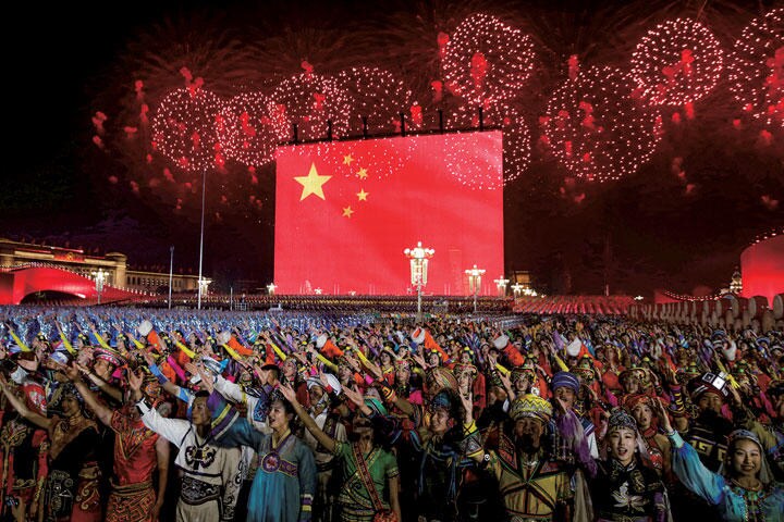 北京（写真）では建国70周年を盛大に祝う一方、香港では激しい衝突が起きた　JASON LEE-REUTERS