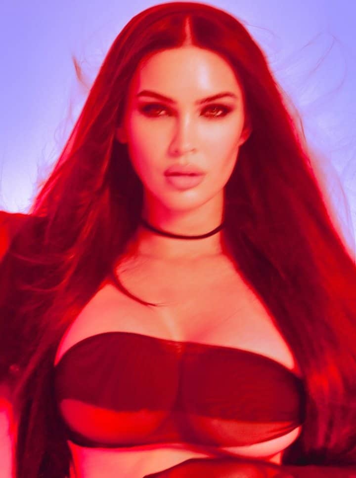 【写真】透け感が高くて見えてしまっている…？　米女優の「目のやり場に困る大胆衣装」　meganfox / instagram