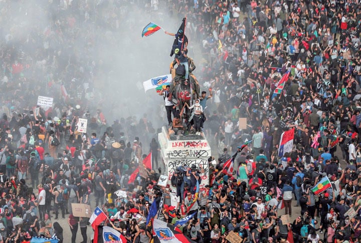 首都サンティアゴでは数万人規模の抗議デモが行われた（11月4日）　IVAN ALVARADO-REUTERS