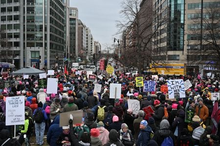 　１月１８日、ワシントンで女性の権利、人種、その他の憲法上の権利を主張する数千人がトランプ氏の大統領就任に抗議するデモを行った。写真はデモ行進する人々。同日、ワシントンで撮影（２０２５年　ロイター/Jon Cherry）