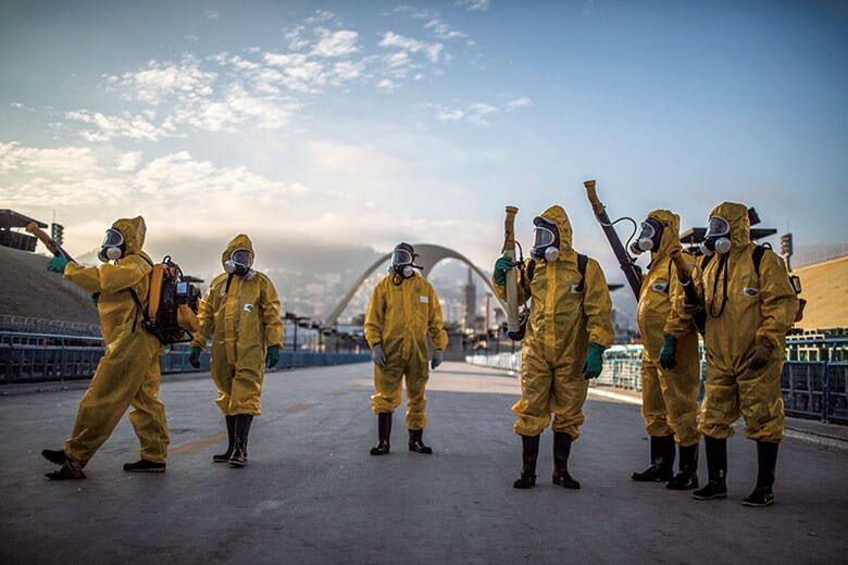 今のところはウイルスを媒介する蚊の退治が唯一の対処法 Dado Galdieri-Bloomberg/GETTY IMAGES