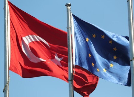 　１１月１１日、欧州連合（ＥＵ）外相理事会は、トルコがキプロス沖で「違法な」石油・ガス掘削活動を行っているとして検討していた同国に対する経済制裁について合意した。写真はＥＵとトルコの旗。イスタンブールで２０１７年９月撮影（２０１９年　ロイター／Osman Orsal）