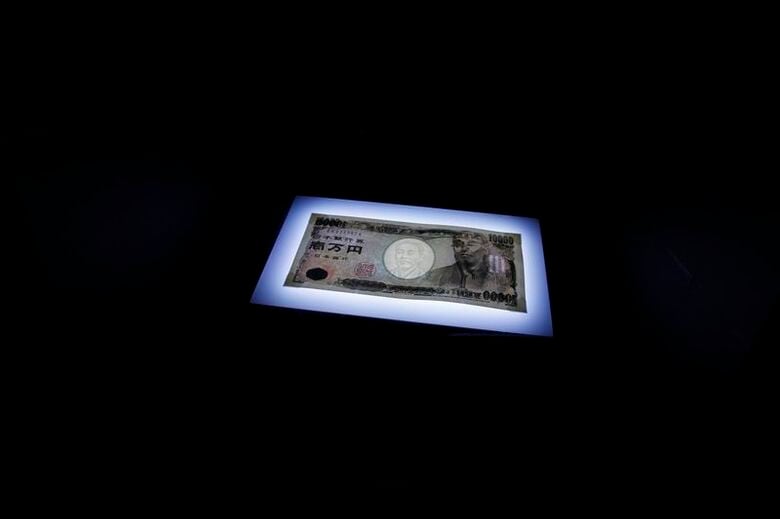 写真は一万円札。2010年9月、東京で撮影。REUTERS/Kim Kyung-Hoon