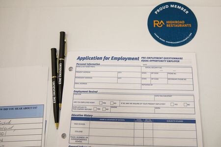 米労働省が３０日に発表した１０月の雇用動態調査（ＪＯＬＴＳ）は、求人件数が３５万３０００件減の１０３０万件だった。２０２１年５月撮影（２０２２年　ロイター/Brendan McDermid）