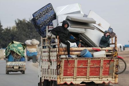 ２月１６日、シリアのアサド政権軍は、反体制派の拠点である同国北西部アレッポ県に進攻し、その大部分を制圧した。写真は１５日、シリア北部アザズを移動する国内避難民（２０２０年　ロイター/Khalil Ashawi）