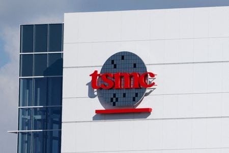 　１月９日、半導体受託製造世界最大手の台湾積体電路製造（ＴＳＭＣ）の第４・四半期売上高は前年同期比２０．４５％増加し、市場予想を上回った。写真は、台湾・高雄市の製造工場に掲げられているロゴ。２０２５年６月撮影（２０２６年　ロイター/Ann Wang）