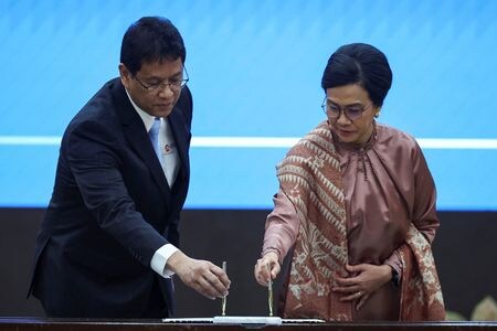 インドネシアのプルバヤ新財務相（写真左）は９日、経済活動や政府プログラムの資金を確保するため、中央銀行と協力して金融市場の流動性を緩和する方針を示した。スリ・ムルヤニ前財務相（写真右）からの引き継ぎ式、９日撮影（２０２５年　ロイター/Willy Kurniawan）