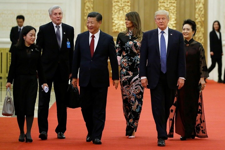 トランプが中国製品に高関税をかければ中国も報復する（2017年11月、北京で蜜月を演じたトランプと習近平）　Thomas Peter-REUTERS