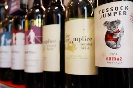 オーストラリア政府は同国産ワインに対する中国の反ダンピング（不当廉売）制裁関税を巡り、世界貿易機関（ＷＴＯ）に提訴する方針を明らかにした。写真は北京の小売店に並ぶ豪州産ワイン。２０２０年１１月撮影（２０２１年　ロイター/Florence Lo）