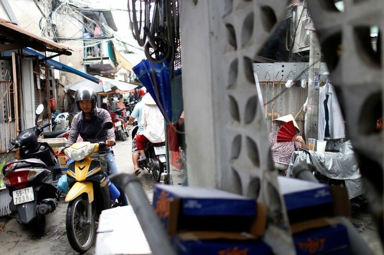 写真はホーチミン市内の路地を走るバイク。2019年6月撮影。REUTERS/Yen Duong