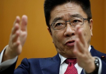 　１２月１９日、加藤勝信・働き方担当相（写真）はロイターとのインタビューで、非正規社員の待遇改善は、企業の労働分配率が低下している中、正規社員の処遇を下げることなく実行可能な環境にあるとの認識を示した（２０１６年　ロイター/Issei Kato）