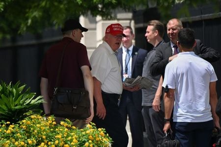 　トランプ米大統領は７月３日、中西部サウスダコタ州を訪れ、歴代大統領４人の顔が山肌に刻まれたラシュモア山国立記念公園で演説した。支持者らを前に、人種差別に抗議するデモの参加者が記念碑や銅像などを破壊し、米国の歴史を抹消しようとしていると非難した。ワシントンで撮影（２０２０年　ロイター/Erin Scott）