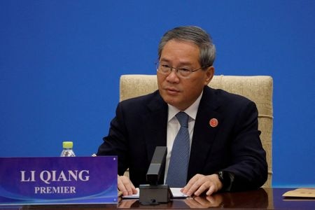 　中国の李強首相は１５日、国内の輸出企業に対し、市場を多様化して外部環境の「重大な」変化に対応するよう呼びかけるとともに、国内消費の拡大を支援する方針を示した。北京で２０２４年１２月撮影（２０２５年　ロイター／Shubing Wang）