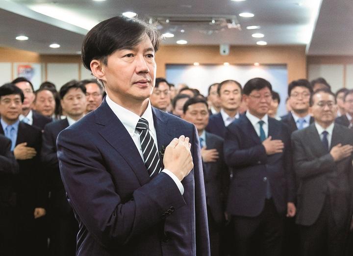 「最側近」曺国の法相就任で文政権は新たな課題を抱えることに　LEE JAE-WONーPOOL／AFLO