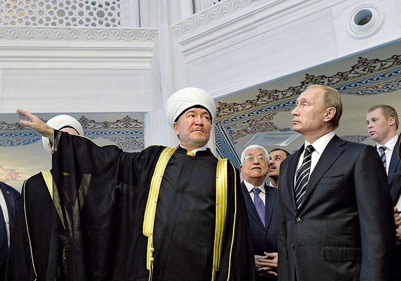 空爆支持を表明したガイヌトディン（左）とプーチン（９月にモスクワに誕生した欧州最大級のモスクで） RIA Novosti-REUTERS