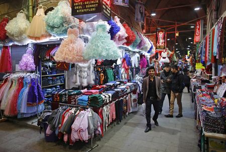 トルコ中央銀行のエルカン総裁は２日、今年と来年の年末インフレ率見通しをそれぞれ６５％と３６％に引き上げ、緩やかな金融引き締めを継続すると表明した。中部のカイセリで２０１５年撮影。（2023年　ロイター/Umit Bektas/File photo）