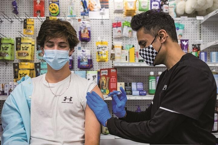 一部の人に副反応が出るのは想定内だが重篤な例はごく少数　HANNAH BEIER-REUTERS