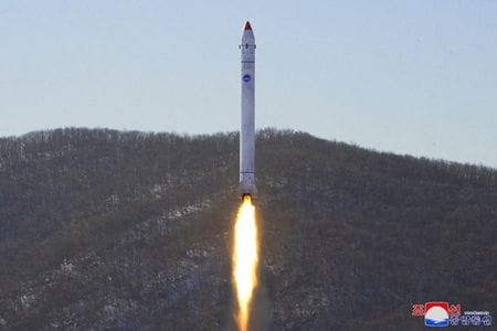 松野博一官房長官は１９日午前の会見で、北朝鮮が軍事偵察衛星の発射を計画していることについて「衛星と称したとしても、弾道ミサイルや弾道ミサイル技術を使用した発射を強行すれば、明白な安保理決議違反だ」と指摘、「わが国の安全保障上の重大な挑発行為だ」と述べた。写真は２０２２年１２月、北朝鮮が偵察衛星開発のための実験と発表して公開（２０２３年　朝鮮中央通信／ロイター）