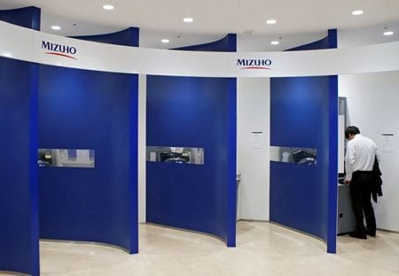 　３月３日　みずほ銀行は現金自動預払機（ＡＴＭ）に再び障害が発生したと発表した。先月２８日に起きた不具合とは別の要因で、２９台が３分間にわたって使えなくなった。写真はみずほのＡＴＭ。２０１７年９月、東京で撮影（２０２１年　ロイター/Kim Kyung-Hoon）