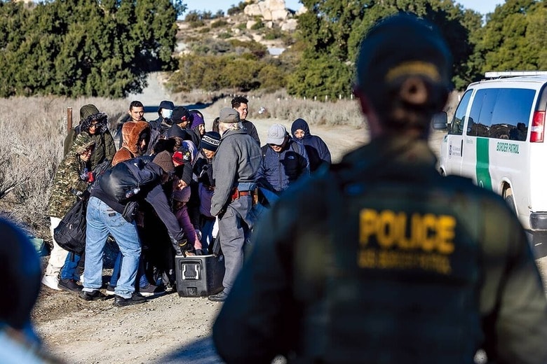 入国者に食べ物を提供する慈善団体（今年2月、カリフォルニア州サンディエゴ）　QIAN WEIZHONGｰVCG/GETTY IMAGES