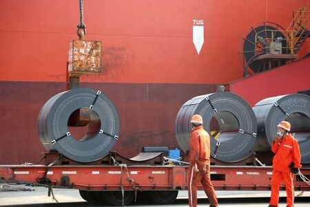６月２８日、中国国家統計局が発表した５月の工業部門企業利益は、前年同月比６％増の５８２３億元（８２２億８０００万ドル）となり、６カ月ぶりに増加に転じた。連雲港で輸出用のスチール製品をカーゴ船に積む作業員ら（２０２０年　ロイター/China Daily）