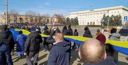 ３月１２日、ウクライナ南部のヘルソンを制圧したロシア軍は、分離独立地域の設立に向け「疑似」住民投票を計画している。写真は１３日、ヘルソンで行われたロシア軍に抗議するデモ。ソーシャルメディアの映像より（２０２２年　ロイター）