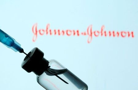 　３月３１日、米ジョンソン・エンド・ジョンソンは、提携先エマージェント・バイオソリューションズの工場で新型コロナウイルスのワクチン成分の一部が品質基準を満たさないことが判明したため、製造プロセスの最終段階に進まなかったと明らかにした。１月撮影（２０２１年　ロイター／Dado Ruvic/Illustration）