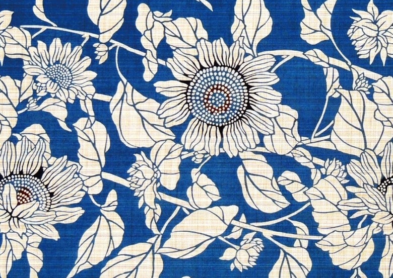 「向日葵」盛りの時期に行儀よく並んで花が正に太陽を追う如く咲き誇っております。夏の代表的な総柄のひとつです『老舗呉服店 竺仙のゆかた柄100選レターブック』（芸術新聞社）より