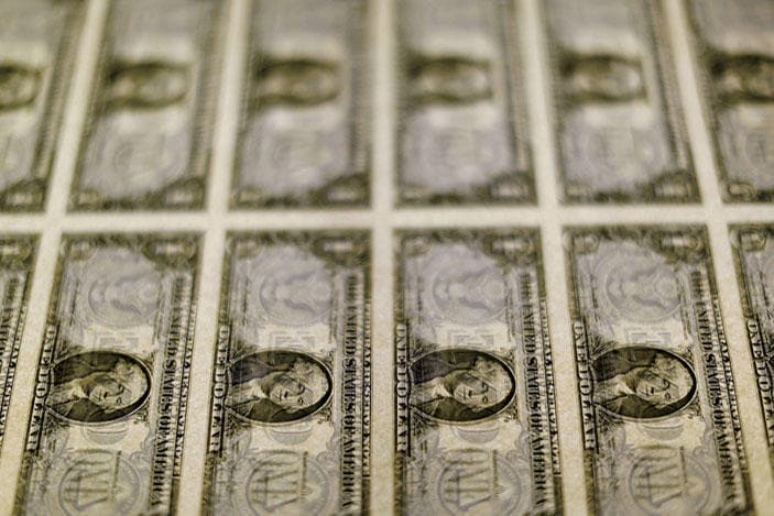 世界各国で債務が積み上がる　GARY CAMERON-REUTERS