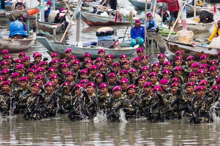 スラバヤ沖海戦の記念祝典に参加するインドネシア軍兵士　Didik Suhartono-REUTERS