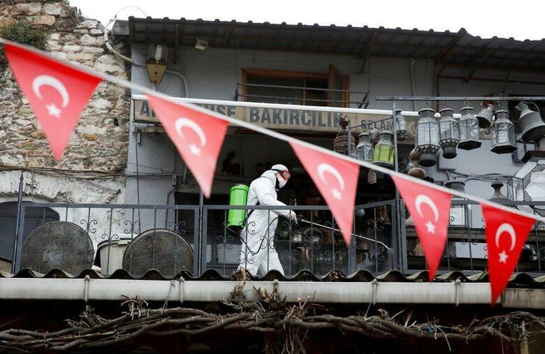 トルコのコジャ保健相は19日、同国で確認された新型コロナウイルス感染者数が8万6306人に達したことを明らかにした。欧米以外で最大となる。写真は3月25日、イスタンブールのグランドバザールで撮影（2020年　ロイター/Umit Bektas）