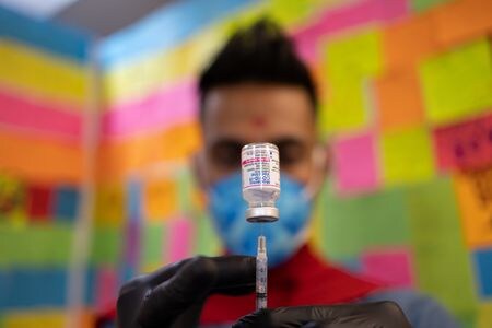 米バイオ医薬大手のモデルナは２２日、新型コロナウイルスの従来株とオミクロン変異株に対応する「２価」ワクチン１２００万回分をカナダに供給すると発表した。６月２０日撮影（２０２２年　ロイター/Hannah Beier）
